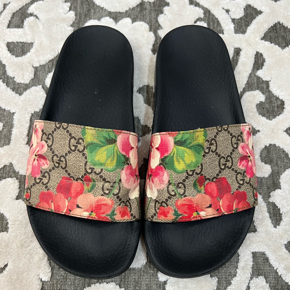 Gucci floral size worn and enjoyed fits a size 7